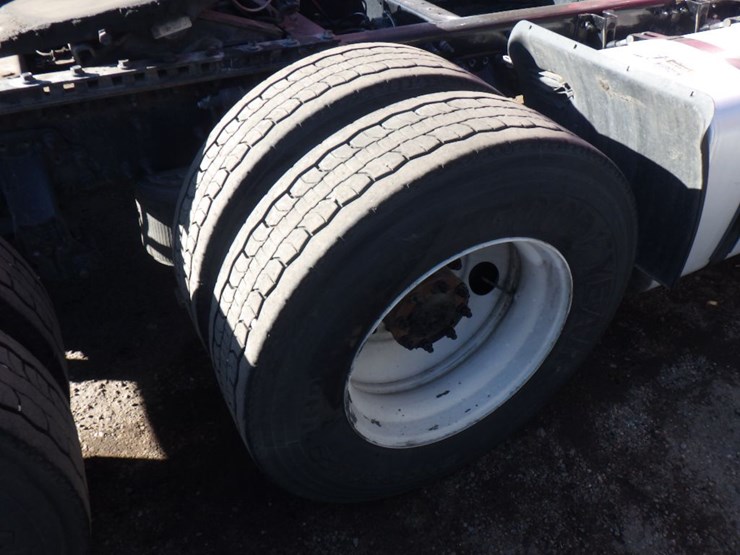 2022-volvo-vnl-300-image-5