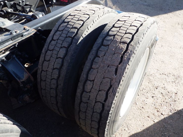 2021-volvo-vnl-300-image-16