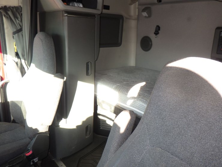 2020-volvo-vnl-760-image-18