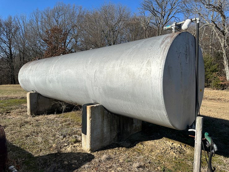 #35828-•-~3,700-gallon-fuel-tank-w/pump-image-2