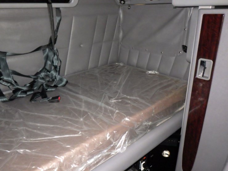 2023-peterbilt-389-image-5