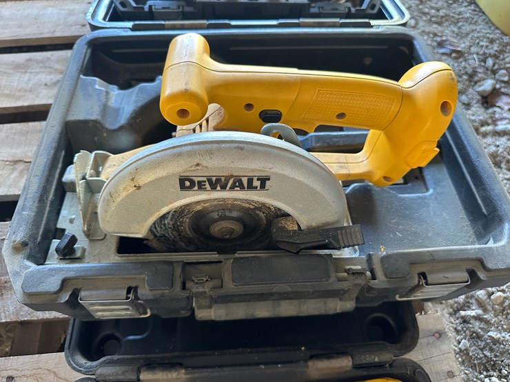 #35869-•-dewalt-(2)-drills-&-circular-saw-image-3