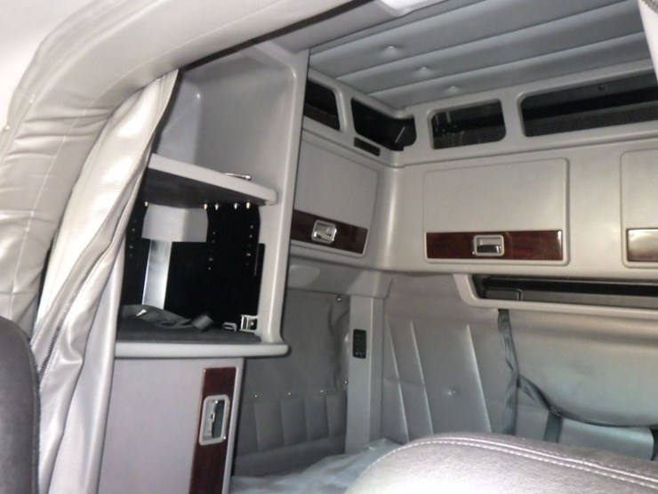 2023-peterbilt-389-image-25