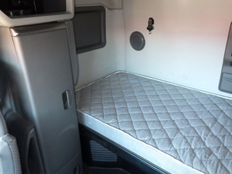 2022-volvo-vnl-760-image-22