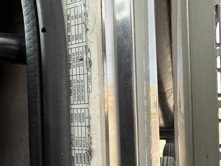 2014-peterbilt-388-image-13