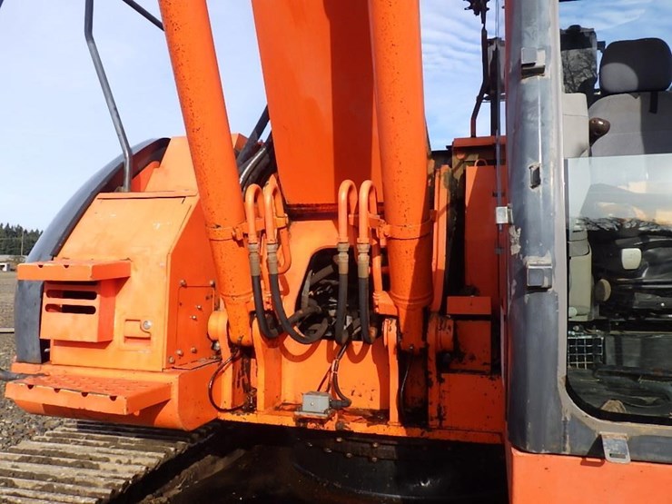 hitachi-zx225us-lc-image-9