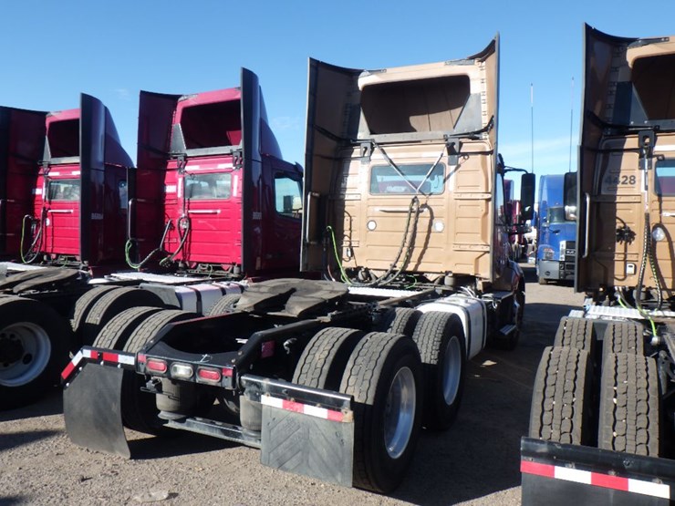 2022-volvo-vnl-300-image-8