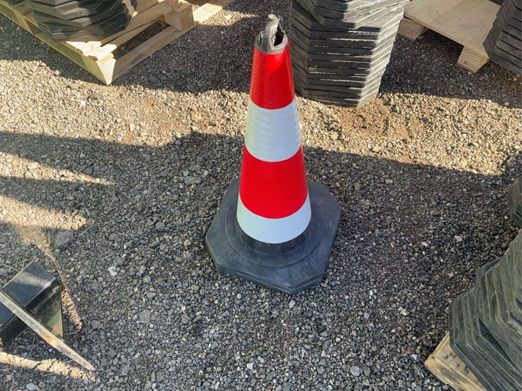 (21)-safety-cones-image-2