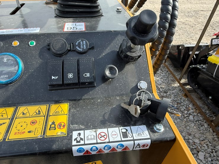 #82-•-unused-agt-mx-crt23-stand-on-tracked-loader-mxcrt232025j00637-inv#-35702-image-21