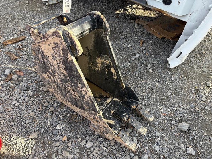 x-change-bucket-for-a-bobcat-excavator-image-2