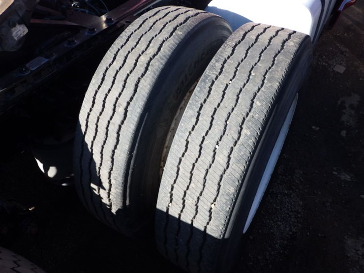 2021-volvo-vnl-300-image-9