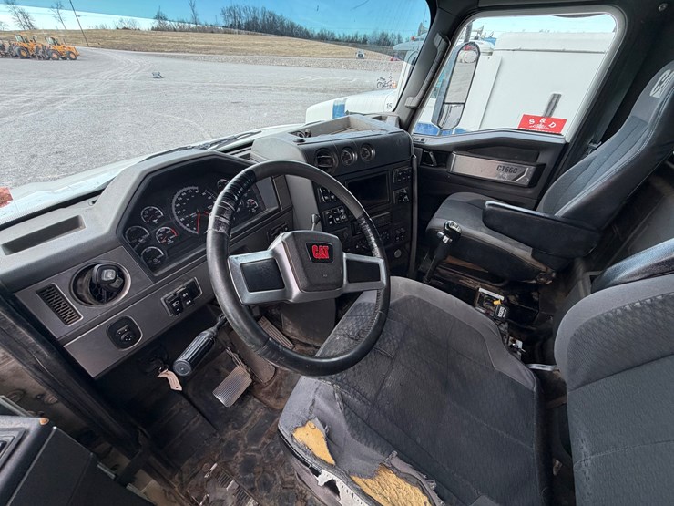 2016-caterpillar-ct660s-image-15