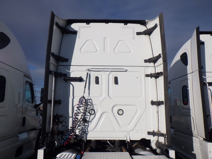 2022-freightliner-cascadia-126-image-12