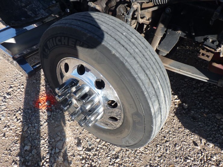 2023-peterbilt-389-image-18