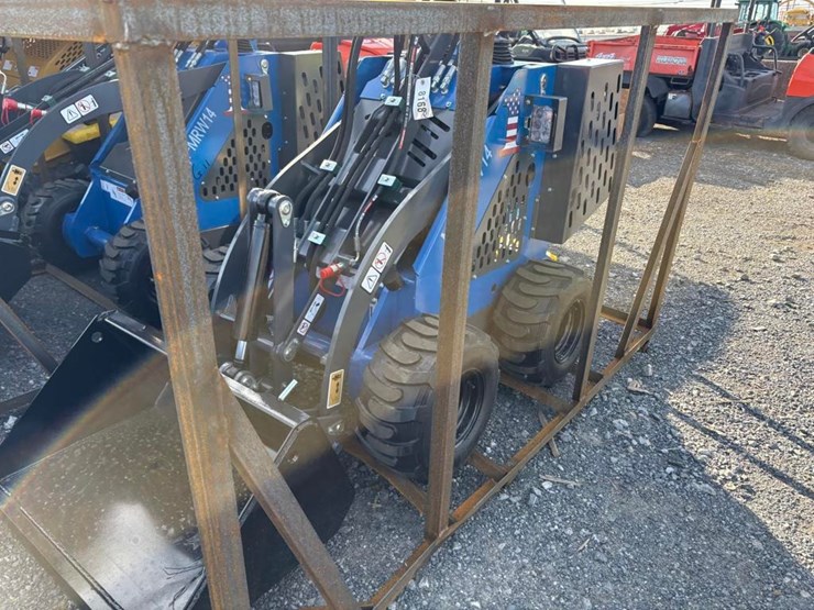 agt-compact-track-loader-image-2