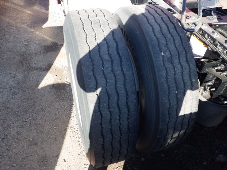 2021-volvo-vnl-300-image-18