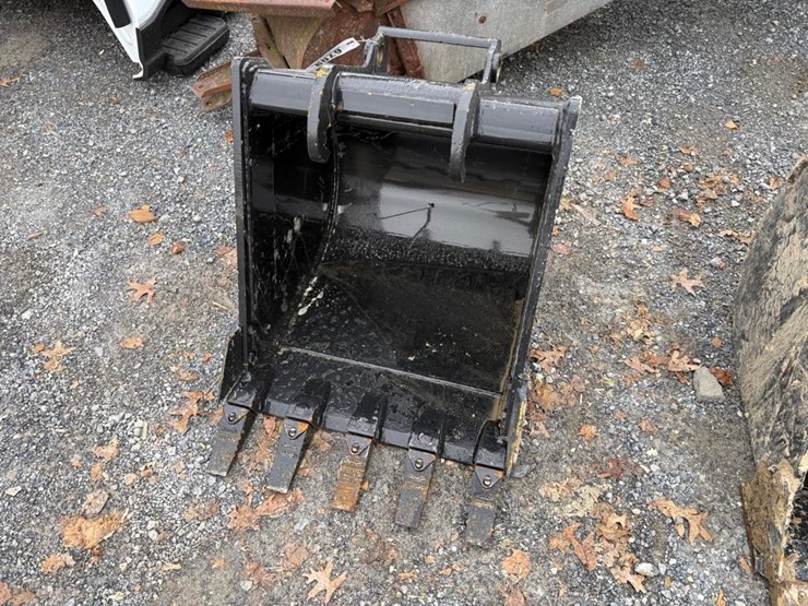 x-change-bucket-for-a-bobcat-excavator-image-2