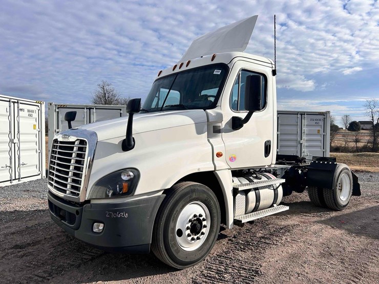 2020-freightliner-cascadia-single-axle-road-tractor-image-1