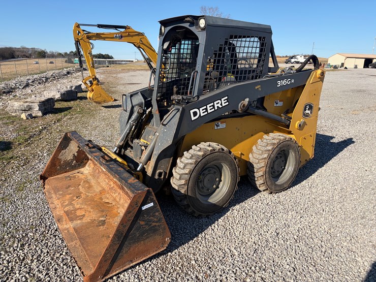 2016-deere-316gr-image-1