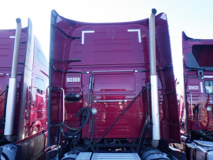 2020-volvo-vnl-760-image-11