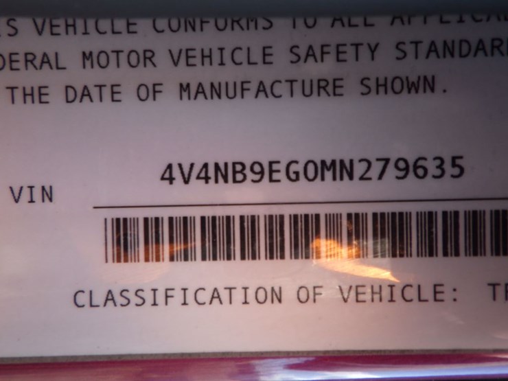 2021-volvo-vnl-300-image-25