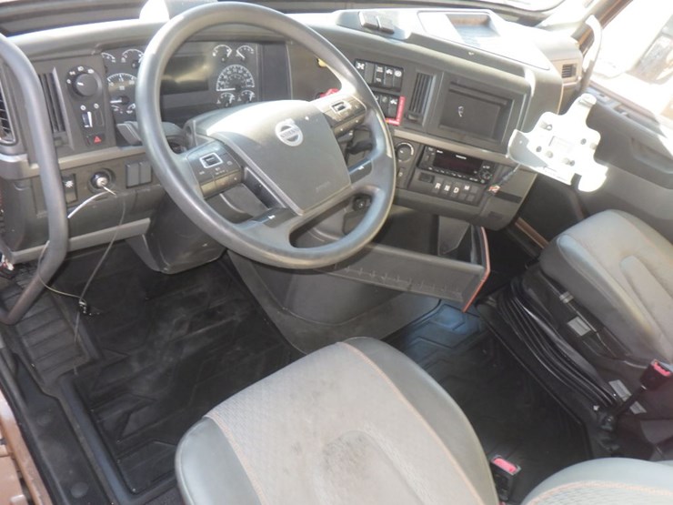 2023-volvo-vnl-760-image-15