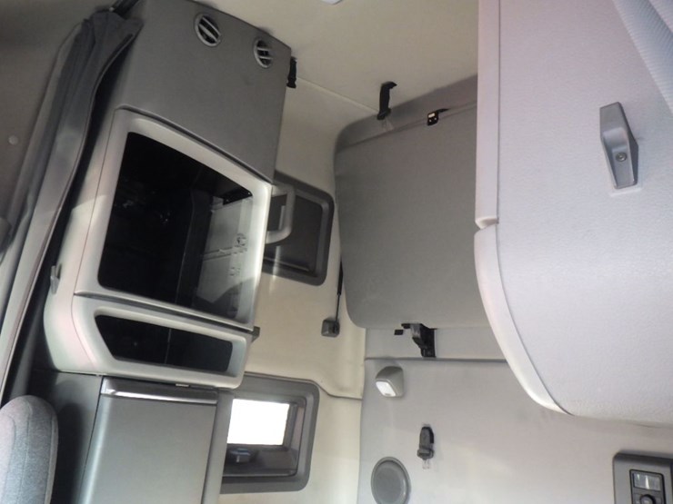 2020-volvo-vnl-760-image-20