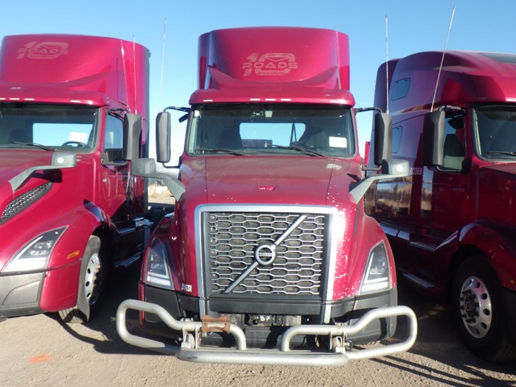 2021-volvo-vnl-300-image-2