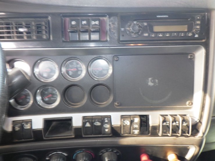 2010-kenworth-t800-image-21