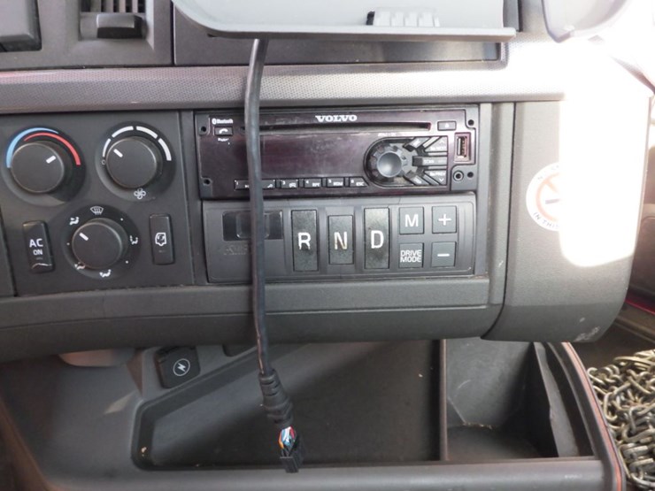 2021-volvo-vnl-300-image-21