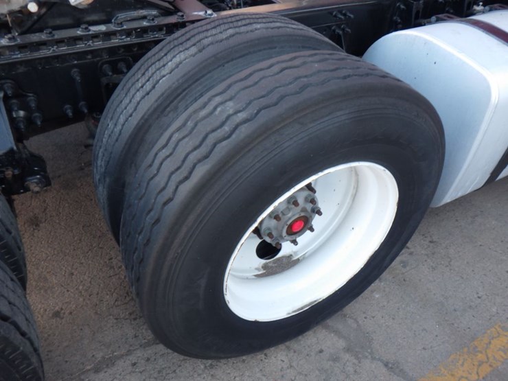 2021-volvo-vnl-300-image-5