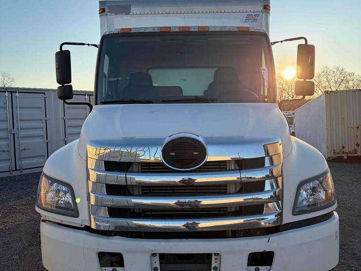 2011-hino-268-image-2