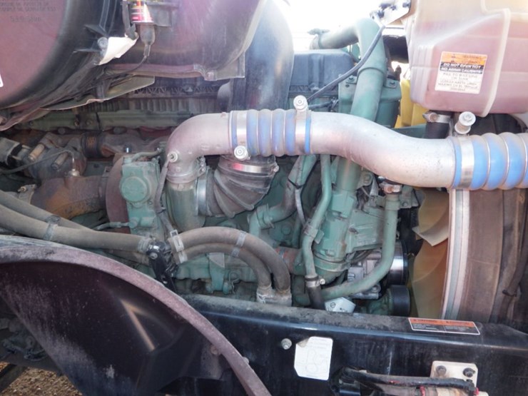 2021-volvo-vnl-300-image-29