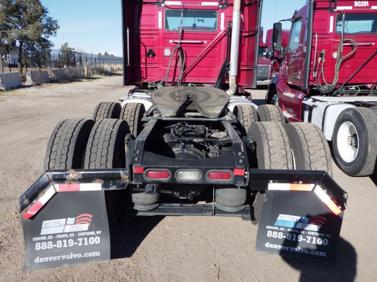 2021-volvo-vnl-300-image-12