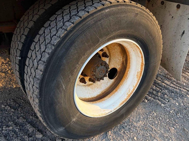 2011-hino-268-image-7