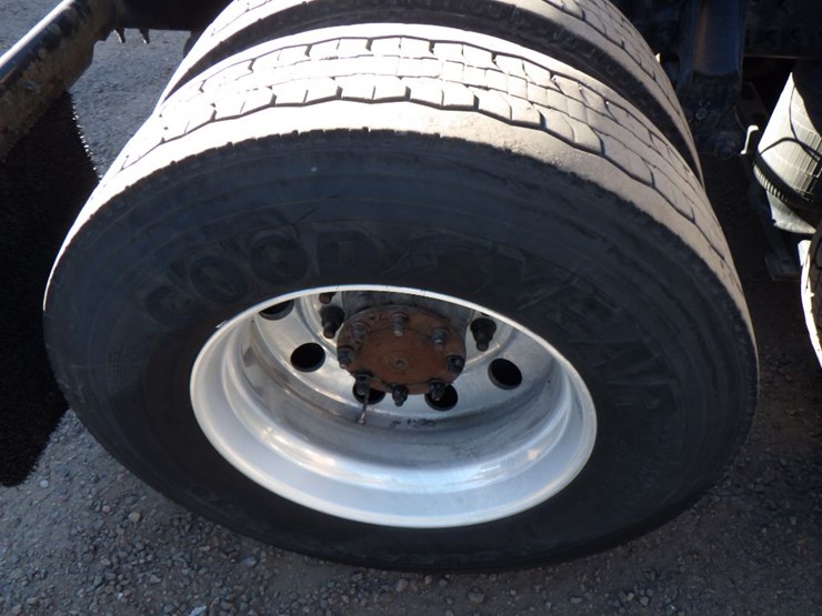 2022-volvo-vnl-760-image-9