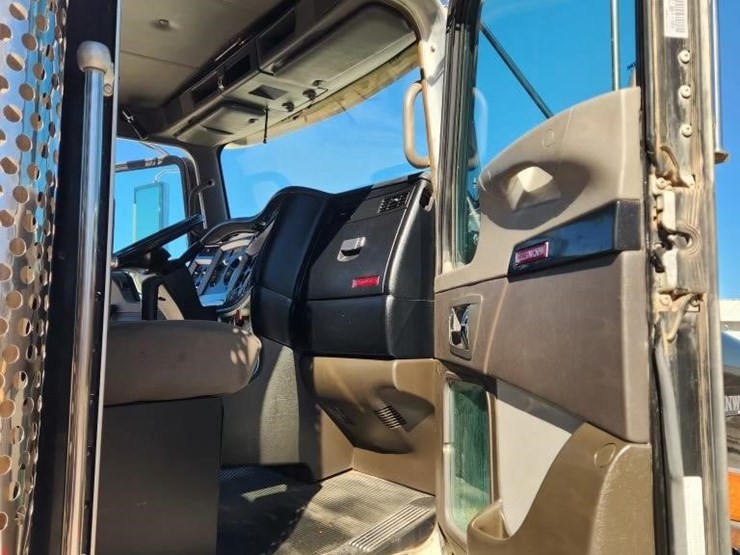 2012-kenworth-t800-image-10