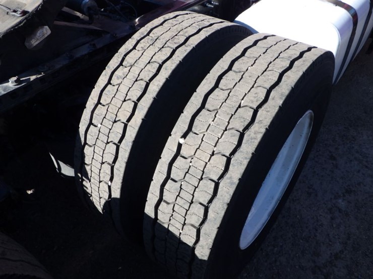 2021-volvo-vnl-300-image-10