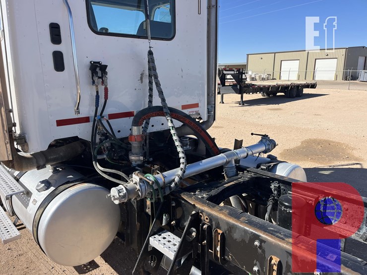 2020-freightliner-coronado-122-sd-image-4