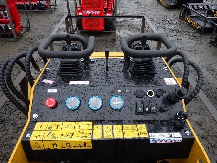 2025-agt-mx-crt23-skid-steer-tracked-loader-image-12