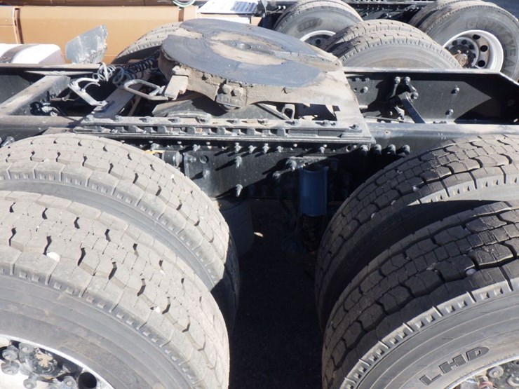 2022-volvo-vnl-300-image-13