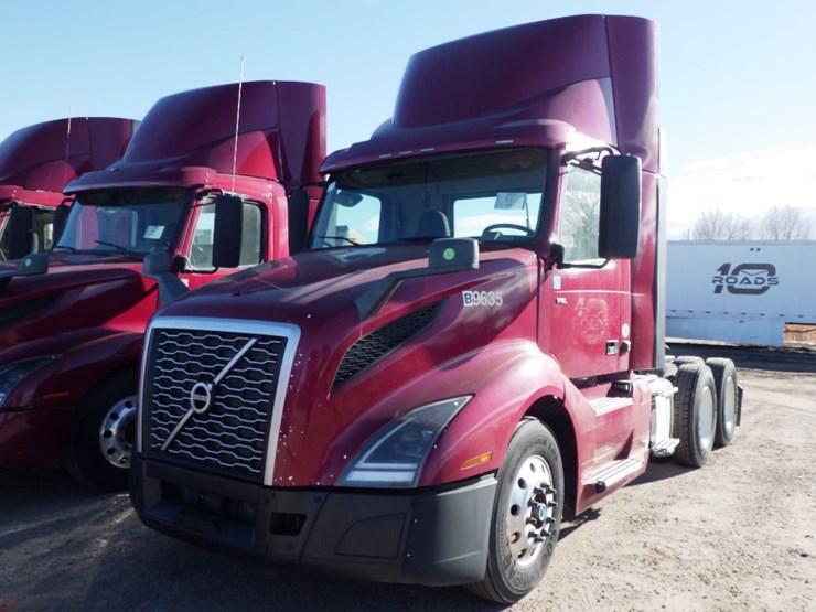 2021-volvo-vnl-300-image-1