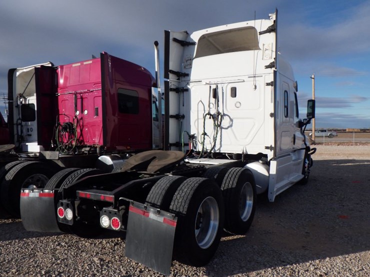 2017-freightliner-cascadia-125-image-9