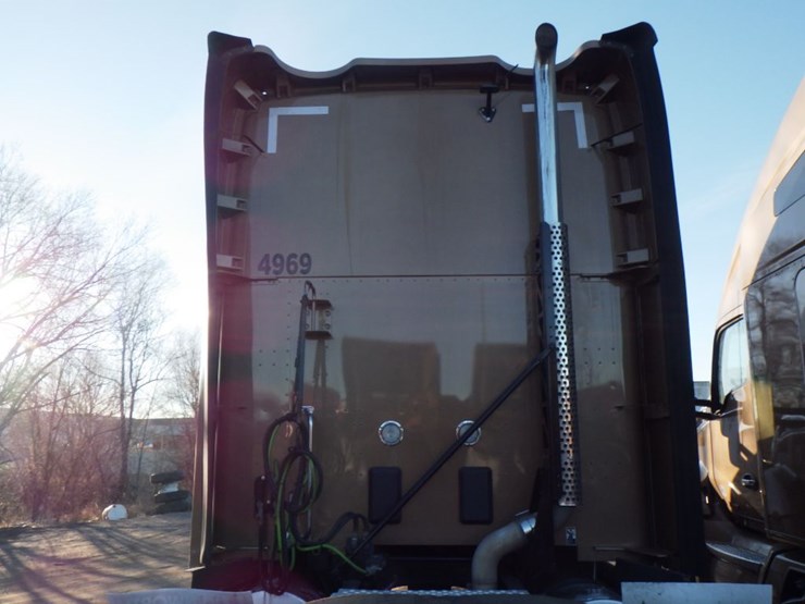 2022-kenworth-t680-image-16