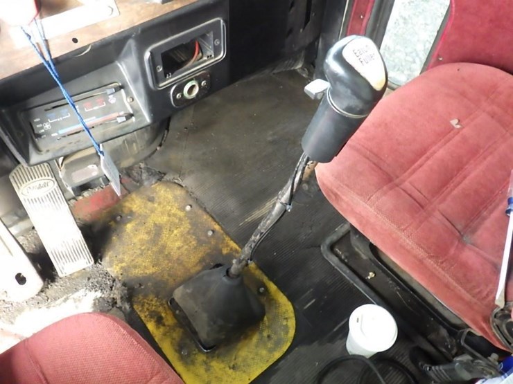 1990-peterbilt-379-image-32