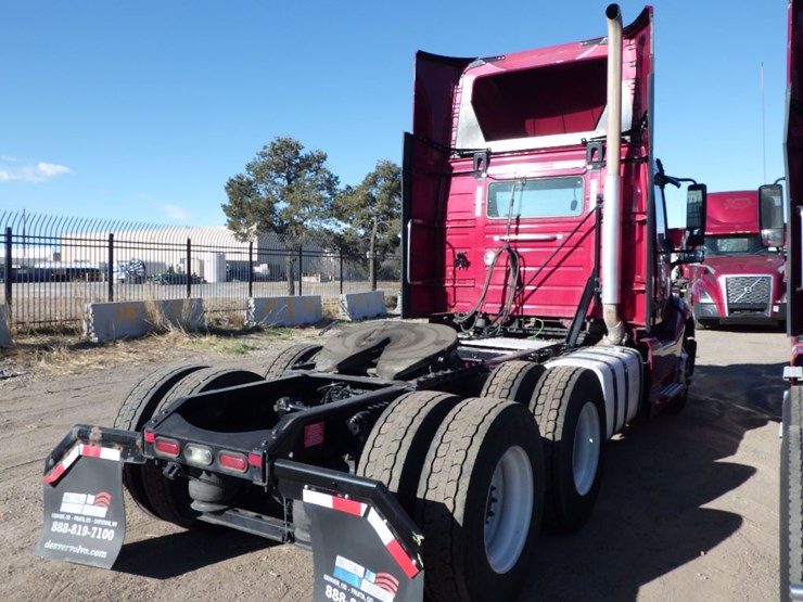 2021-volvo-vnl-300-image-11