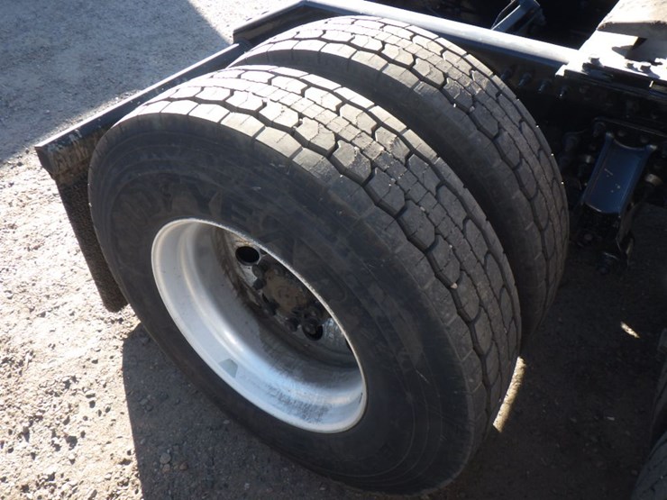 2022-volvo-vnl-300-image-6