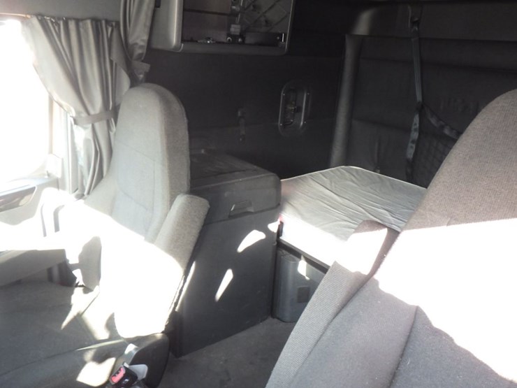 2023-freightliner-cascadia-126-image-17