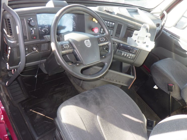 2021-volvo-vnl-300-image-14