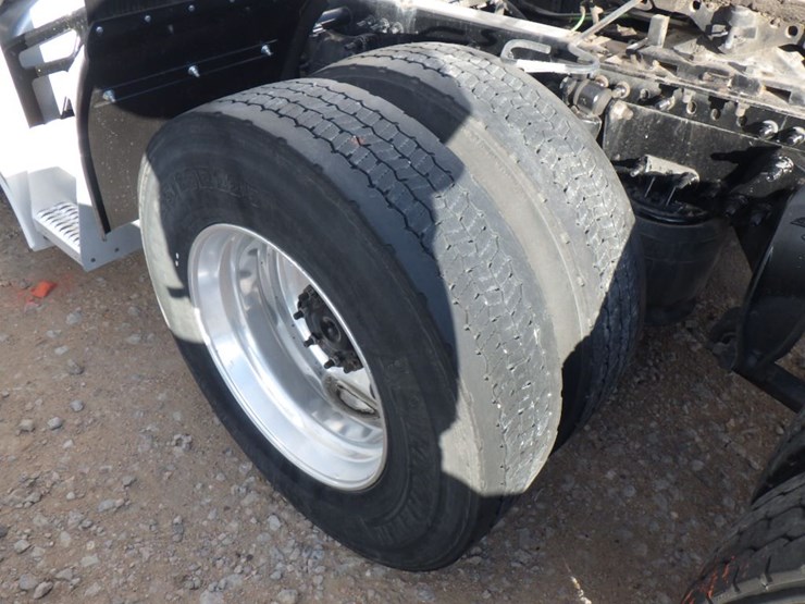 2022-freightliner-cascadia-126-image-17